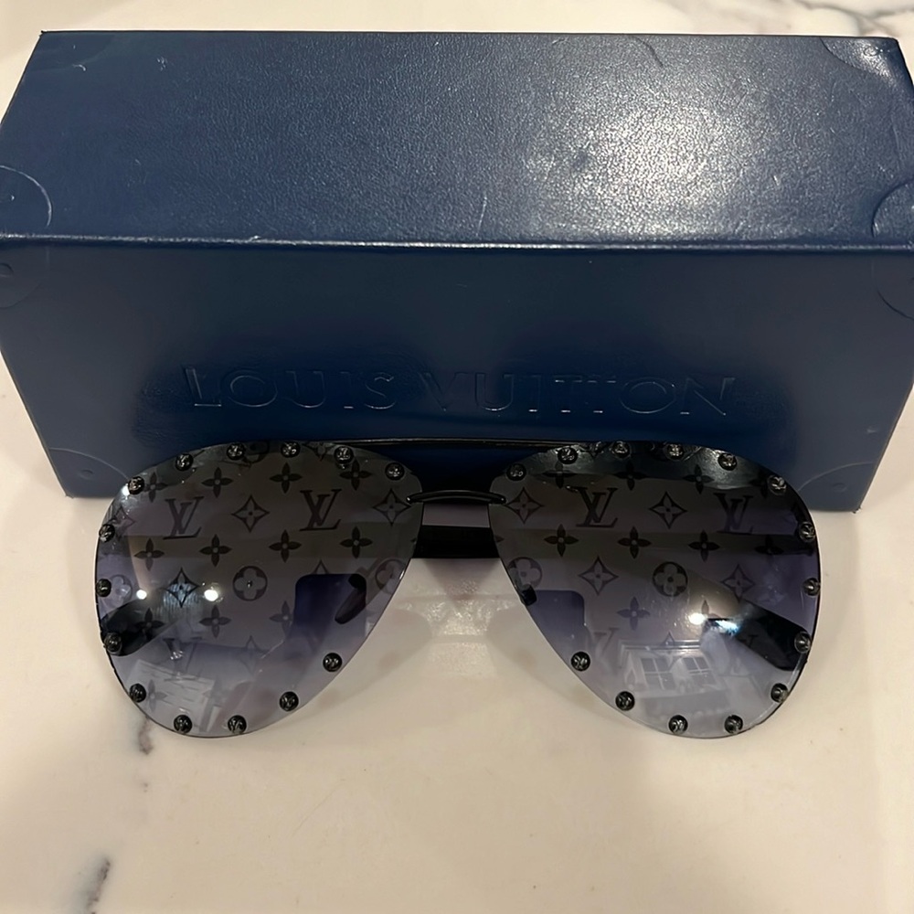 Authentic Louis Vuitton logo aviator sunglasses